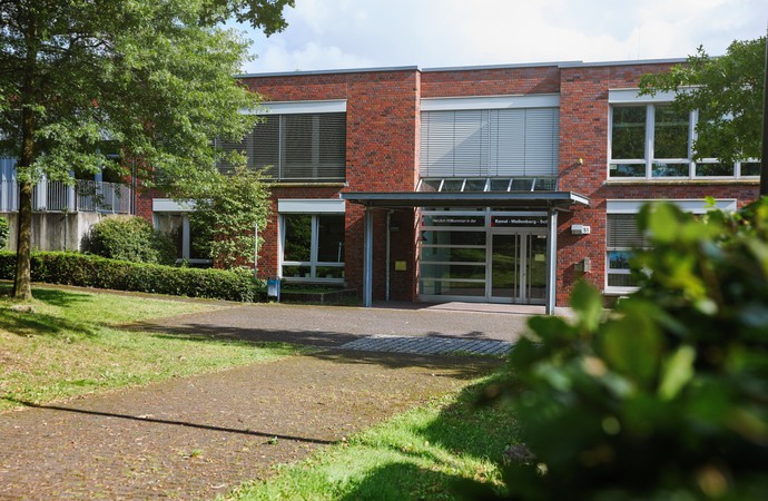 Schulgebäude von vorne