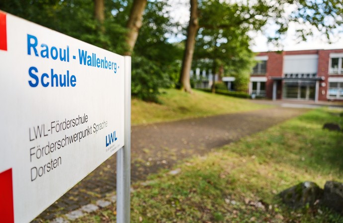 Infoschild der Schule