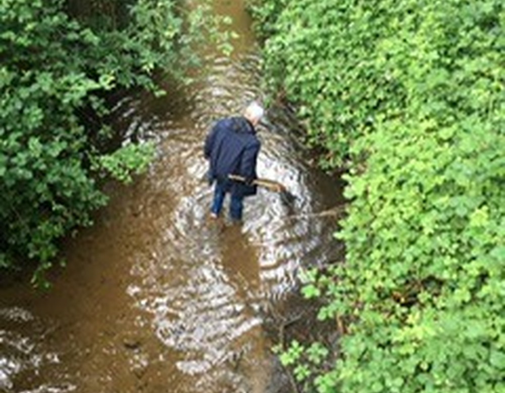 Mensch im Fluss