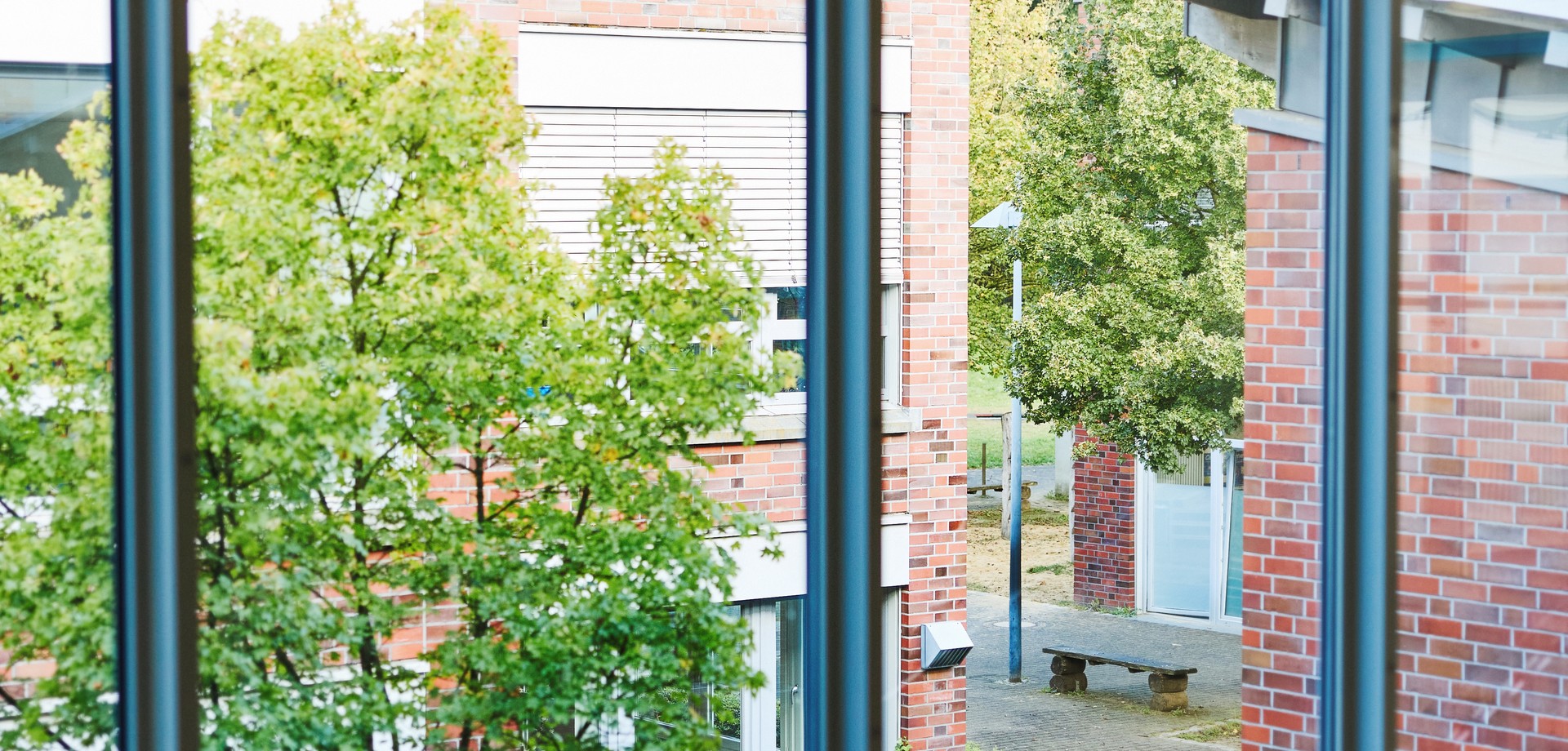 Fensterfront der Schule